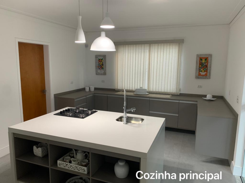 VENDO CASA COM 06 DORMITÓRIOS